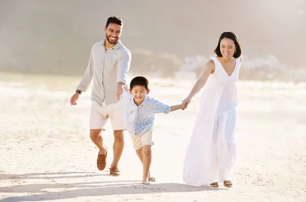 Come Guys Full Length Shot Happy Diverse Family Three Beach — Stock Photo, Image