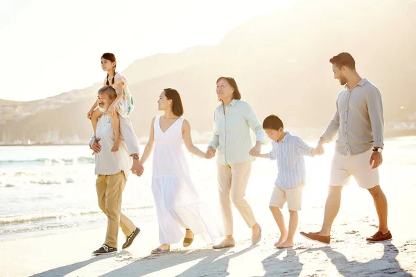 여행이요 해변에서 다양하고 가족을 이루는 가족의 — 스톡 사진