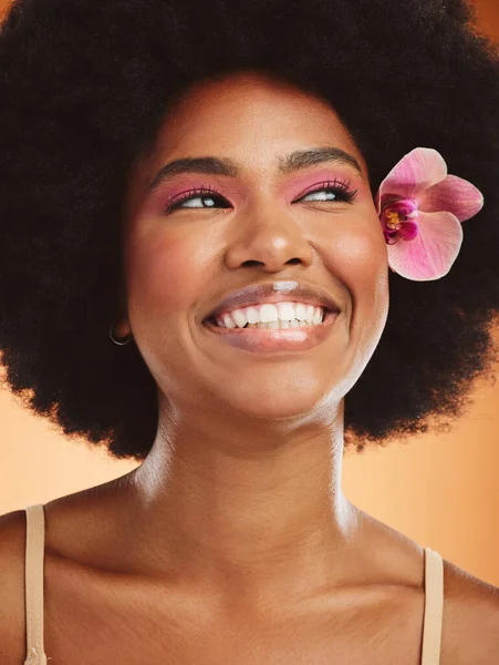 Szépség Bőrápoló Fekete Virág Afro Haj Rózsaszín Smink Kozmetikumok Mosoly — Stock Fotó