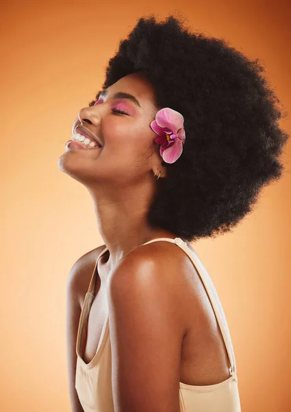 Beleza Cuidados Com Pele Maquiagem Com Uma Mulher Negra Modelo — Fotografia de Stock