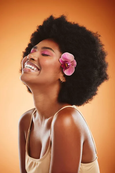 Schoonheid Huidverzorging Zwarte Vrouw Met Bloem Afro Haar Dragen Van — Stockfoto