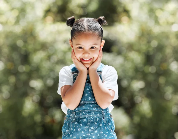 Dia Super Menggemaskan Seorang Gadis Kecil Yang Manis Berdiri Luar — Stok Foto