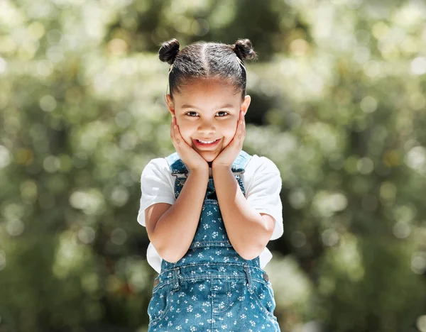 Shes Super Liebenswert Ein Entzückendes Kleines Mädchen Das Draußen Steht — Stockfoto