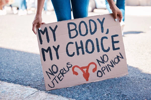 中絶活動の選択 決定と差別のための抗議 女性と人権のポスター フェミニスト 政治家 妊娠中絶活動家が市内の胎児法正義の集会サイン — ストック写真