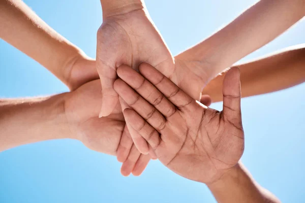 Apoyo Comunidad Manos Amigos Contra Cielo Azul Para Trabajo Equipo —  Fotos de Stock