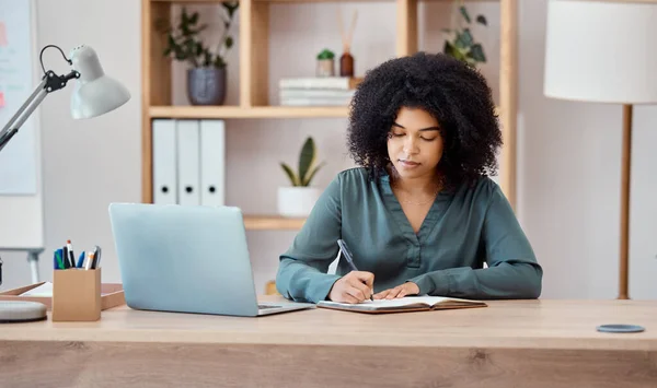 Computadora Portátil Mujer Negocios Negra Escribiendo Cuaderno Planificación Horario Agenda — Foto de Stock