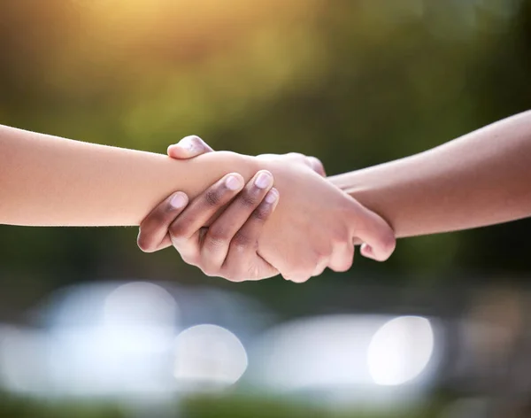 Hand Dem Älskar Två Oigenkännliga Personer Håller Händerna Utanför — Stockfoto
