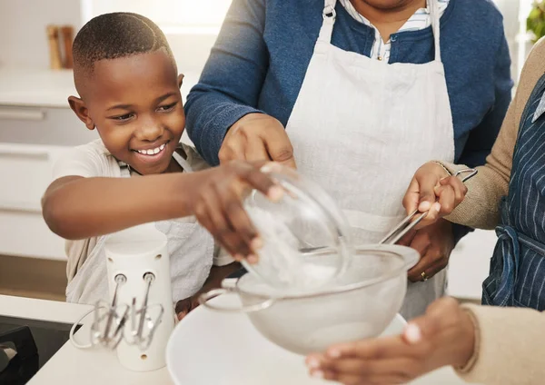 Allemaal Naar Binnen Een Grootmoeder Bakken Met Haar Twee Kleinkinderen — Stockfoto