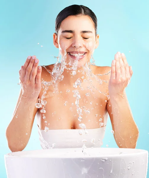 Hautpflege Ist Selbstpflege Eine Junge Frau Bei Ihrer Täglichen Hautpflege — Stockfoto