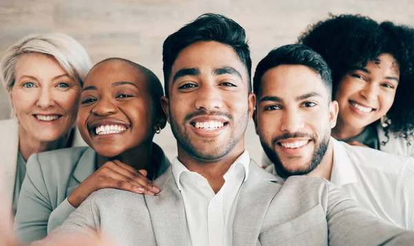 Colegas Que Hacen Amigas Grupo Empresarios Que Toman Selfie Trabajo — Foto de Stock