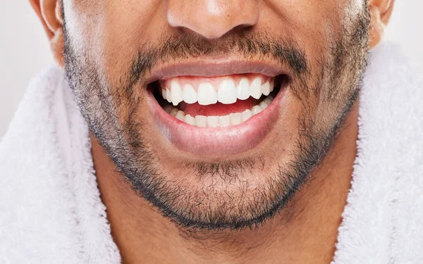 最洁白的笑容一个在灰色背景下刷牙的无法辨认的人 — 图库照片