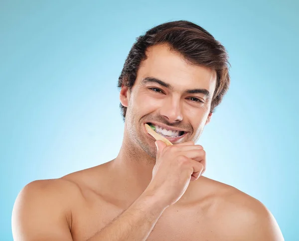 God Munhygien Största Vikt Ung Man Borsta Tänderna Mot Studio — Stockfoto