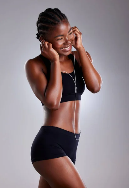 Lingerie fitness e mulher negra com fita métrica em estúdio para  desintoxicação de perda de peso