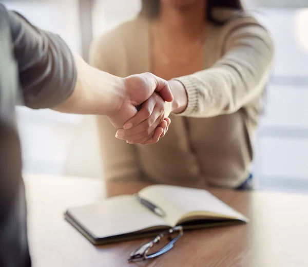 Sacudiendo Una Gran Sociedad Dos Empresarios Irreconocibles Dándose Mano Trabajo —  Fotos de Stock