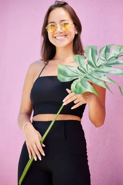 Mode Asiatisch Und Frauenporträt Mit Blatt Der Monstera Pflanze Der — Stockfoto