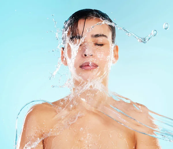 Glow Getter Beautiful Young Woman Being Splashed Water Blue Background — Stock Photo, Image