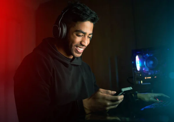 Enviando Mensajes Brigada Joven Jugador Guapo Jugando Videojuegos Una Habitación —  Fotos de Stock