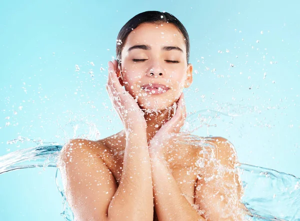 Acaparamiento Piel Una Hermosa Joven Salpicada Agua Sobre Fondo Azul —  Fotos de Stock