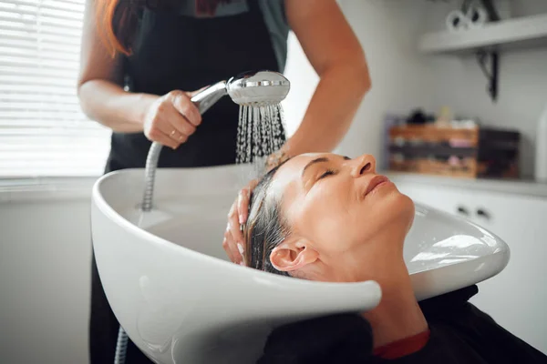 Salon Kobiet Fryzjer Czyszczenie Włosów Zlewie Zrelaksować Się Zabiegu Pielęgnacji — Zdjęcie stockowe