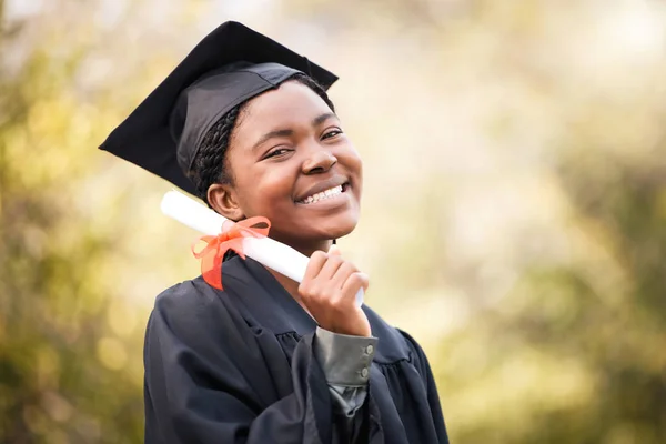 彼女の進む道は真っすぐ成功に向かっている 卒業の日に卒業証書を持っている若い女性の肖像画 — ストック写真