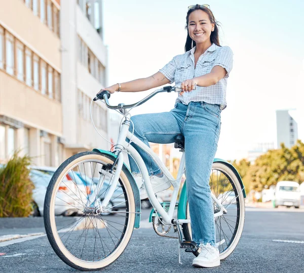 自行车和微笑在城市里旅行 街上的学生在户外放松 一个快乐的亚洲女人骑自行车在南非的一个城市骑自行车旅行的肖像 — 图库照片