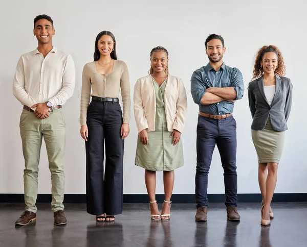 Individualmente Buono Collettivamente Grande Ritratto Gruppo Giovani Imprenditori Che Lavorano — Foto Stock