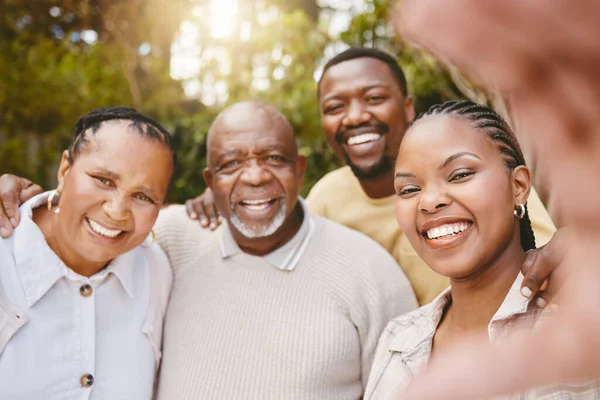 Imagem Uma Família Feliz Uma Mulher Tirando Uma Selfie Com — Fotografia de Stock