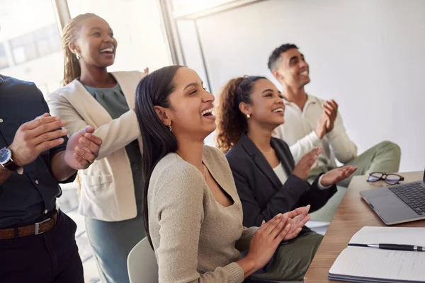Risa Puede Alegrarse Cualquier Día Grupo Empresarios Aplaudiendo Una Reunión — Foto de Stock