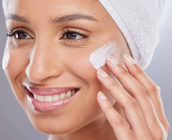 Wear Sunblock Every Single Day Attractive Young Woman Applying Moisturiser — Stock Photo, Image