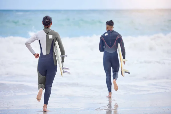 Macera Kovalayalım Genç Bir Çiftin Sörf Tahtalarıyla Denize Doğru Koşuşunun — Stok fotoğraf