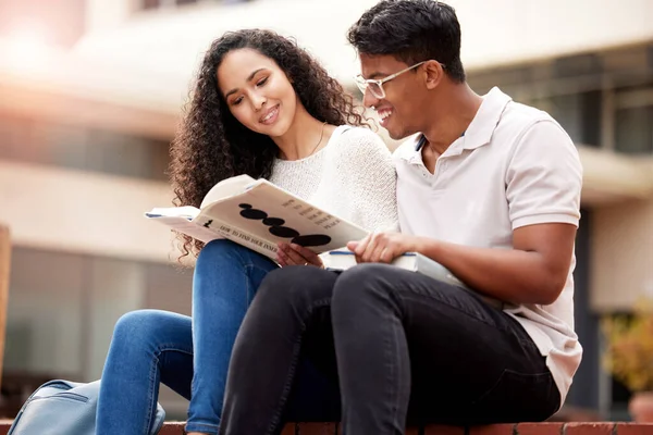 Együtt Tanulni Jobb Két Fiatal Főiskolai Hallgató Egyetemen — Stock Fotó