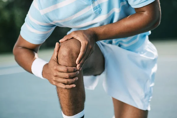 好痛啊打网球时膝盖不舒服的年轻网球选手 — 图库照片