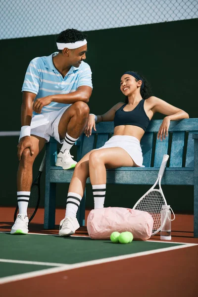 大联盟的宝贝 打网球比赛结束后 两个网球选手坐在一起时结成了同盟 — 图库照片
