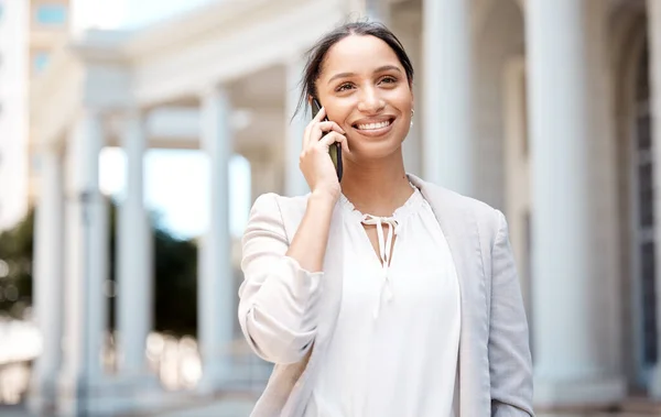 Vrouw Telefoongesprek Glimlach Voor Communicatie Stad Die Een Gesprek Voeren — Stockfoto