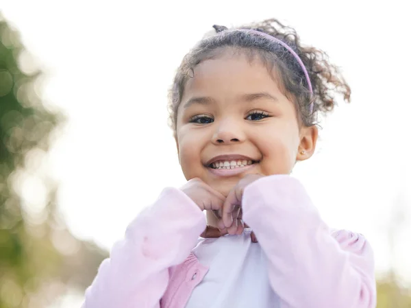 Heb Gelachen Vandaag Portret Van Een Schattig Meisje Dat Plezier Stockafbeelding