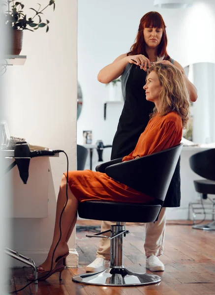 Kobieta Włosy Krzesło Fryzjera Uśmiechem Salonie Mody Piękna Lub Fryzury — Zdjęcie stockowe
