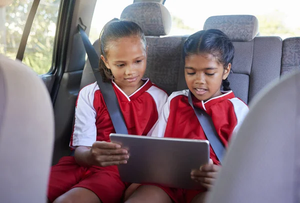 Niños Amigos Tabletas Entretenimiento Automóviles Streaming Línea Redes Sociales Niños — Foto de Stock