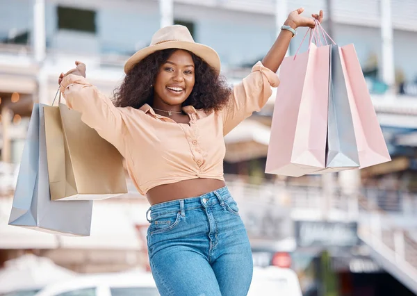 Alışveriş Moda Perakende Alışveriş Merkezinin Dışında Gülümseyen Siyah Bir Kadın — Stok fotoğraf
