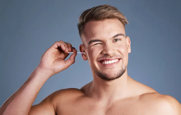 Postarej Své Tělo Všechno Muž Používající Sluchátko Když Stojí Šedém — Stock fotografie