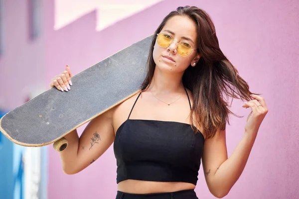 Portrait Femme Lunettes Soleil Skateboard Look Rétro Dans Ville Urbaine — Photo