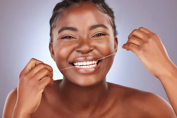 Mantenha Limpo Com Fio Dental Uma Jovem Mulher Que Usa — Fotografia de Stock