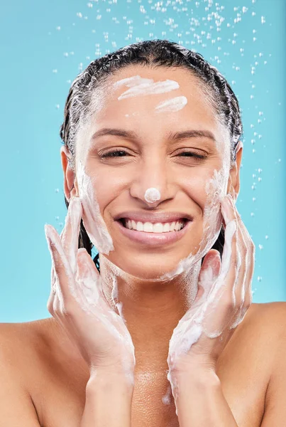 Kulit Sehat Adalah Kulit Bahagia Seorang Wanita Muda Mencuci Wajahnya — Stok Foto