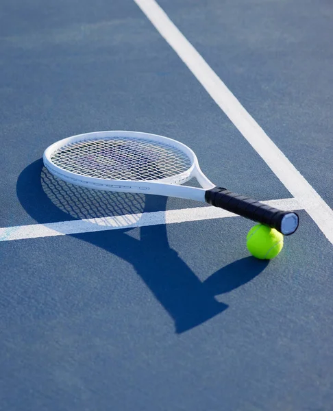 Levántala Raquetas Tenis Pelotas Tenis Una Cancha Durante Día —  Fotos de Stock