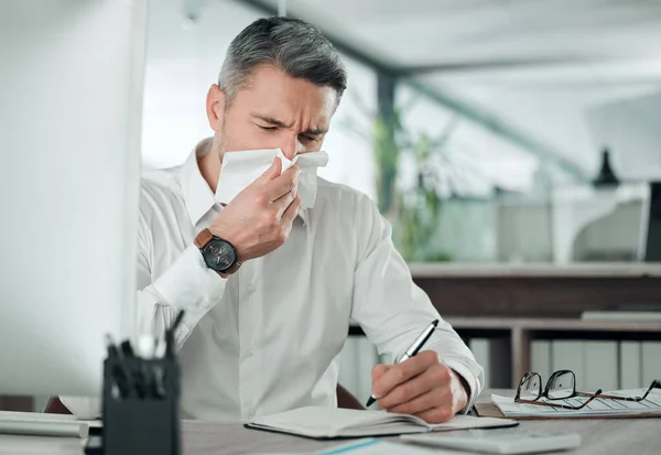 Coś Dolega Dojrzały Biznesmen Siedzi Sam Swoim Biurze Cierpi Przeziębienie — Zdjęcie stockowe
