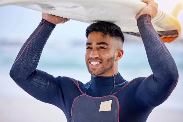 Mantenha Simples Surfe Mais Jovem Bonito Carregando Uma Prancha Surf — Fotografia de Stock