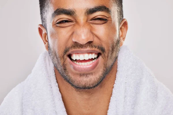 Щаслива Посмішка Щасливий Молодий Чоловік Чистить Зуби Сірому Фоні — стокове фото