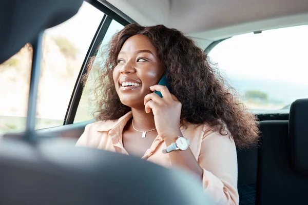 웃음을 창밖을 바라보고 있습니다 아프리카 소녀와 여행하는 택시로 스마트폰 — 스톡 사진