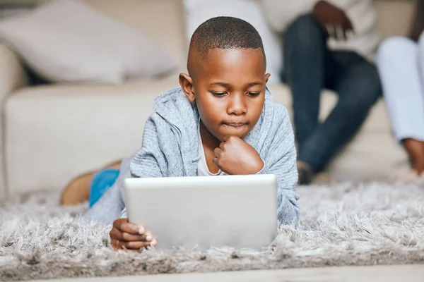 Nieuwe Dingen Leren Een Jongetje Dat Thuis Een Digitale Tablet — Stockfoto