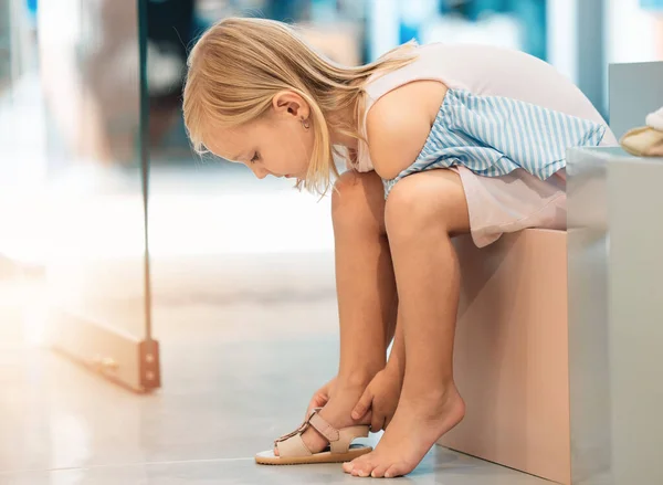 Αγορές Μικρό Κορίτσι Και Παπούτσια Λιανικής Στο Εμπορικό Κέντρο Για — Φωτογραφία Αρχείου