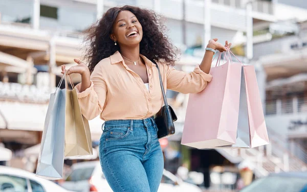 Siyah Kadın Perakende Alışveriş Çantası Açık Hava Heyecan Verici Turizm — Stok fotoğraf